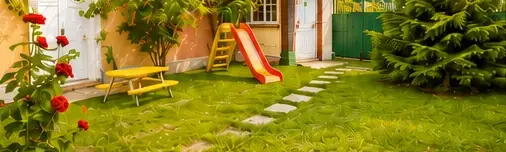 Собственная безопасная площадка FunsCool с зелёным двором и горкой